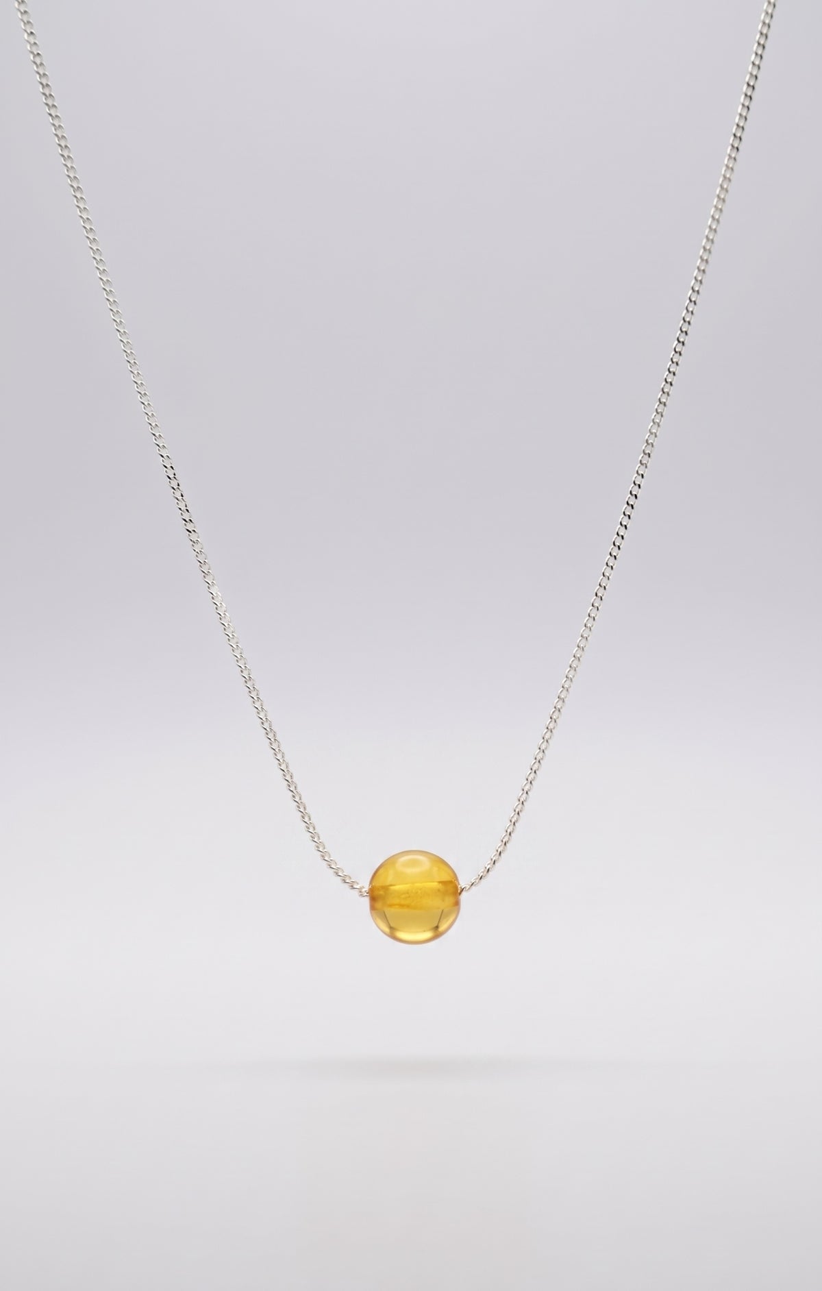 Collar de plata .925 con 1 Esferas de ámbar natural.