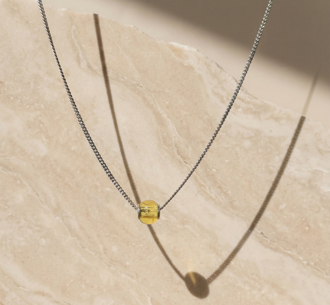 Gargantilla Esfera Minimalista - Ámbar Claro Auténtico y Plata de Ley