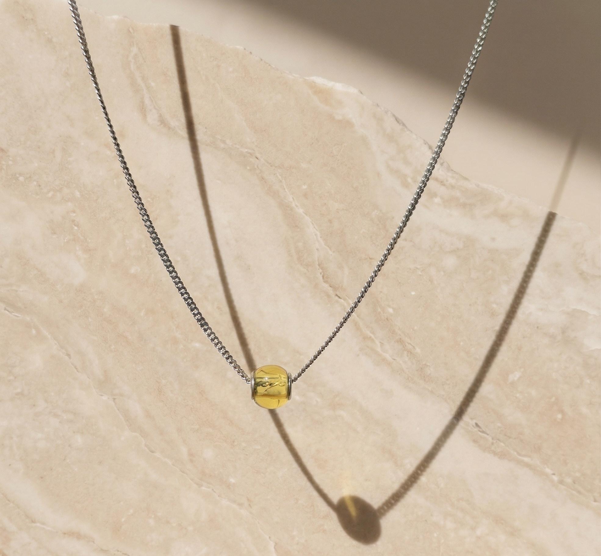 Gargantilla Esfera Minimalista - Ámbar Claro Auténtico y Plata de Ley