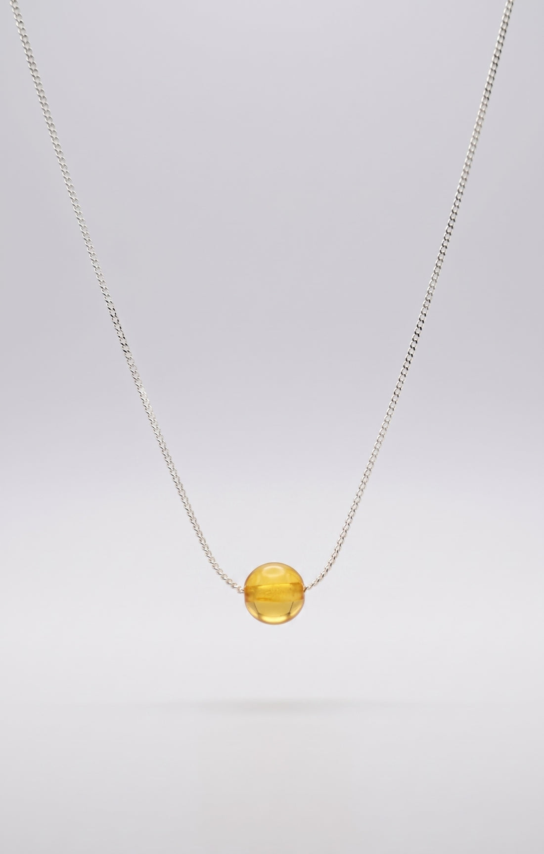 Collar de plata .925 con 1 Esferas de ámbar natural.
